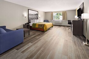 Super 8 by Wyndham Burnham/Lewistown