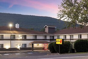 Super 8 by Wyndham Burnham/Lewistown