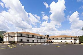 Super 8 by Wyndham Burnham/Lewistown