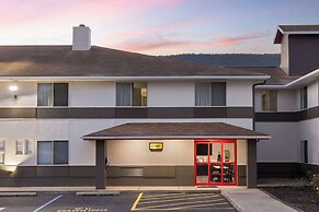 Super 8 by Wyndham Burnham/Lewistown