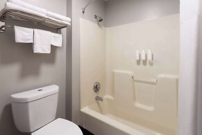 Super 8 by Wyndham Burnham/Lewistown