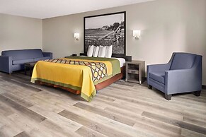 Super 8 by Wyndham Burnham/Lewistown