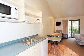 Travellers Motor Village