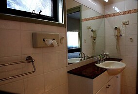 Travellers Motor Village