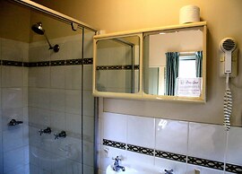 Travellers Motor Village