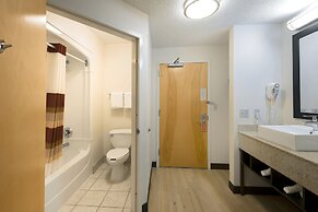 Red Roof Inn PLUS+ Long Island - Garden City