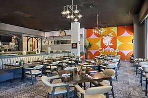 Hotel Zessa Orange County Airport, a DoubleTree by Hilton