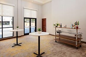 Hotel Zessa Orange County Airport, a DoubleTree by Hilton