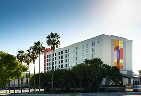 Hotel Zessa Orange County Airport, a DoubleTree by Hilton