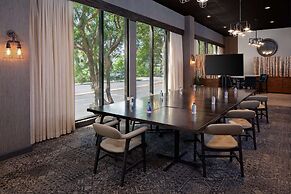 Hotel Zessa Orange County Airport, a DoubleTree by Hilton