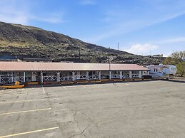Canadas Best Value Desert Inn & Suites Cache Creek