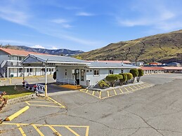 Canadas Best Value Desert Inn & Suites Cache Creek