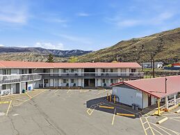 Canadas Best Value Desert Inn & Suites Cache Creek
