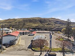 Canadas Best Value Desert Inn & Suites Cache Creek