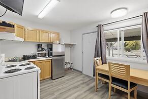 Canadas Best Value Desert Inn & Suites Cache Creek