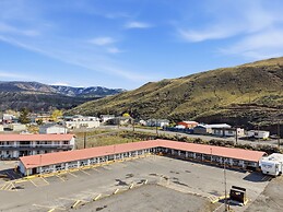 Canadas Best Value Desert Inn & Suites Cache Creek
