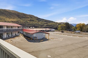 Canadas Best Value Desert Inn & Suites Cache Creek