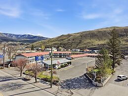 Canadas Best Value Desert Inn & Suites Cache Creek