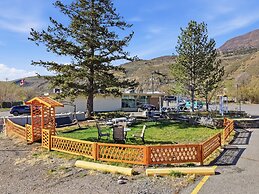 Canadas Best Value Desert Inn & Suites Cache Creek