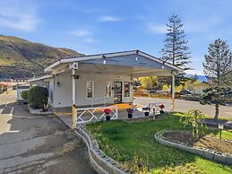 Canadas Best Value Desert Inn & Suites Cache Creek