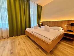 Lucia Hotel