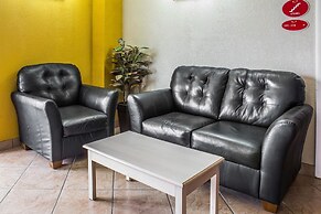Econo Lodge Inn & Suites