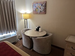 Econo Lodge Inn & Suites