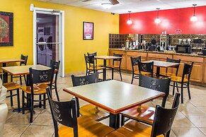 Econo Lodge Inn & Suites