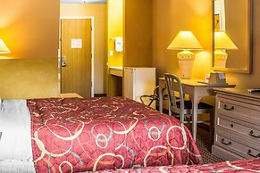 Econo Lodge Inn & Suites