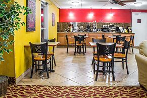 Econo Lodge Inn & Suites