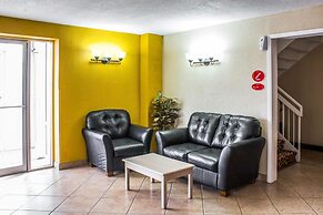 Econo Lodge Inn & Suites