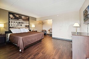 Super 8 by Wyndham Millbury/Toledo