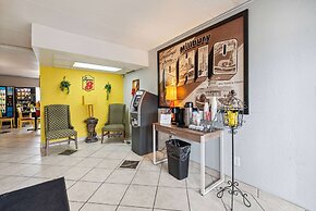 Super 8 by Wyndham Millbury/Toledo