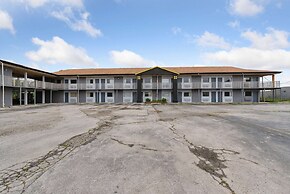 Super 8 by Wyndham Millbury/Toledo