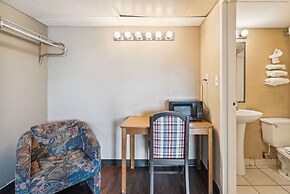 Super 8 by Wyndham Millbury/Toledo