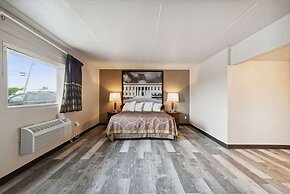Super 8 by Wyndham Millbury/Toledo