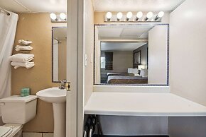 Super 8 by Wyndham Millbury/Toledo