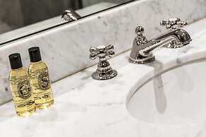 Hôtel de Berri Champs-Élysées, a Luxury Collection Hotel