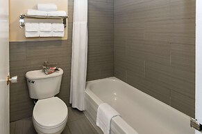 Econo Lodge Inn & Suites