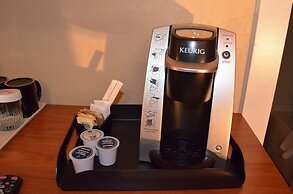 Econo Lodge Inn & Suites