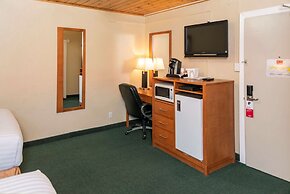 Econo Lodge Inn & Suites