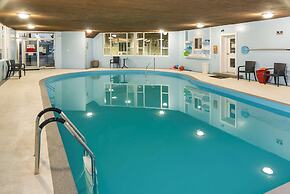 Econo Lodge Inn & Suites