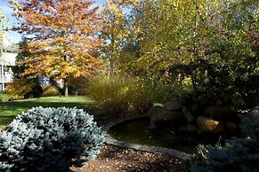 Plaza Inn & Suites at Ashland Creek