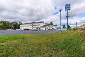 Motel 6 Baraboo, WI - Lake Delton