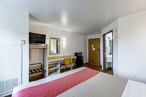 Motel 6 Baraboo, WI - Lake Delton