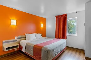 Motel 6 Baraboo, WI - Lake Delton