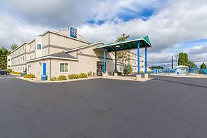 Motel 6 Baraboo, WI - Lake Delton