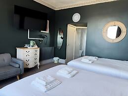 Nomi Rooms and Restaurant