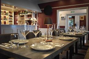 Nomi Rooms and Restaurant