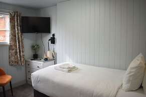 Nomi Rooms and Restaurant